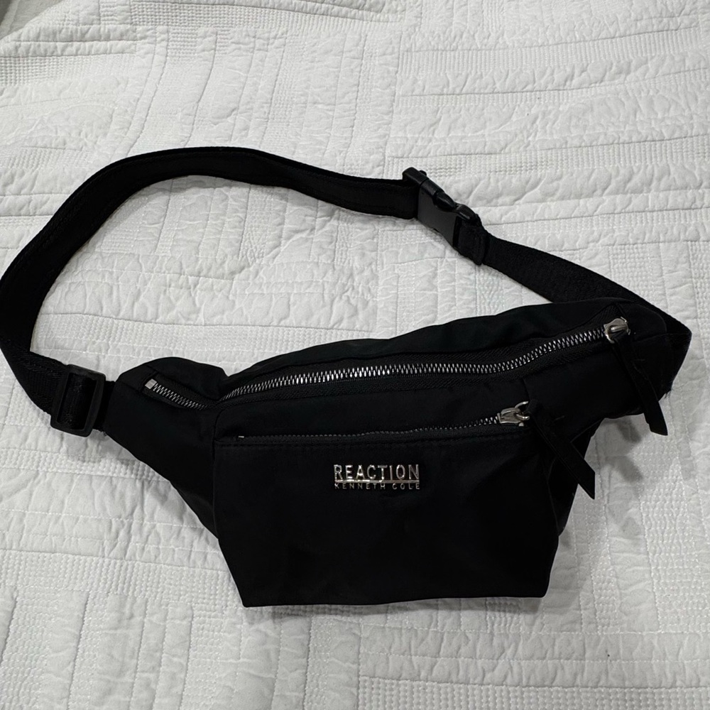 Kenneth Cole Reaction Black Belt Bag Sleek Design